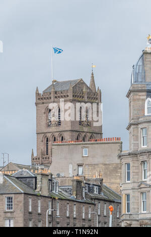 Dundee, Scotland, Regno Unito - 22 Marzo 2019: Guardando in alto al di sopra della Dundee tetti e St Mary's Tower sta eretta. Foto Stock