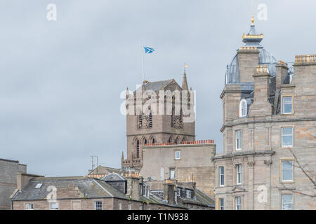 Dundee, Scotland, Regno Unito - 22 Marzo 2019: Guardando in alto al di sopra della Dundee tetti e St Mary's Tower sta eretta. Foto Stock