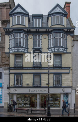 Dundee, Scotland, Regno Unito - 22 Marzo 2019: Cerca fino a qualche impressionante architettura Beaverbrooks gioiellerie, che può essere visto nel centro della città di Dunde Foto Stock