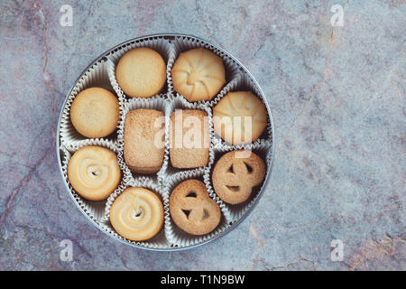 I cookie in un stagno di metallo su un Sfondo marmo Foto Stock