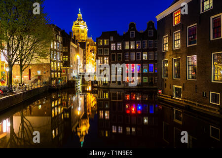 Vista sulla città di Amsterdam e i Paesi Bassi con il fiume Amstel di notte. Foto Stock