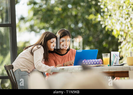 Madre e figlia utilizzando laptop Foto Stock