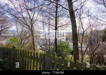 Dundee, Scotland, Regno Unito - 23 Marzo 2019: Victoria Road a Dundee guardando sopra i tetti della città di fiume Tay e il Tay Bridge nel lontano d Foto Stock