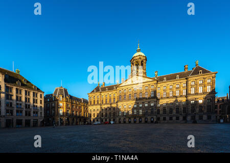 Inverno bella vista del Palazzo Reale e la piazza Dam in Amsterdam, Paesi Bassi Foto Stock