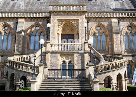 Dundee, Scotland, Regno Unito - 23 Marzo 2019: alcuni dei impressionante architettura a Dundee con la McManus Galleria d'Arte e Museo Spier o torre entro il Foto Stock