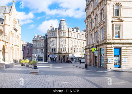 Dundee, Scotland, Regno Unito - 23 Marzo 2019: una tranquilla piazza Albert in Dundee del centro città come parchi retail business prendere lontano da Scottish High Street. Foto Stock