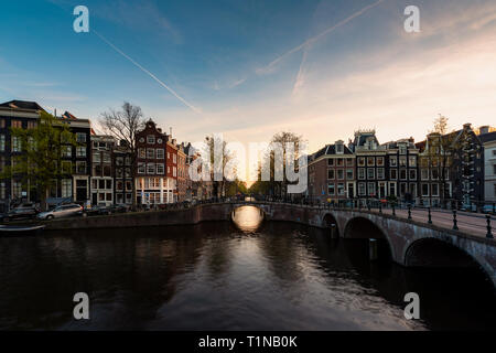 Vista sulla città di Amsterdam e i Paesi Bassi con il fiume Amstel durante il tramonto. Foto Stock