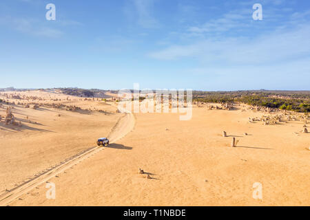 Vista aerea del quattro-wheel-drive su pinnacoli Drive, strada sterrata nel Deserto Pinnacles, Nambung National Park, Australia occidentale, Australia. Foto Stock