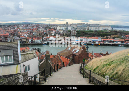 Guardando verso il basso 100 passi a Whitby Foto Stock