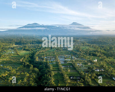 Sunrise antenna vista del monte Rinjani a Lombok, Indonesia Foto Stock