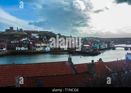 Whitby, che si affaccia sulla baia e Abbazia di Whitby Foto Stock