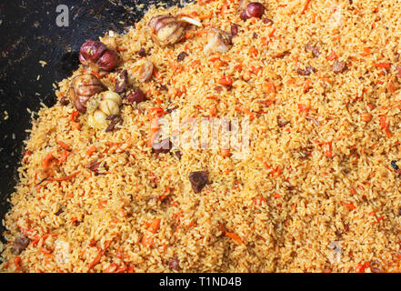 Caucasian pilaf in un gran calderone closeup Foto Stock