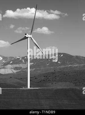 Turbina eolica in Turchia al bel giorno di primavera. Bianco e nero paesaggio dai toni. Foto Stock