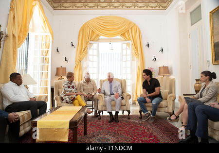 Il Principe di Galles si sente parlare la risposta culturale alla recente tornado in Avana, all'Ambassador Residence a l'Avana, Cuba. Foto Stock