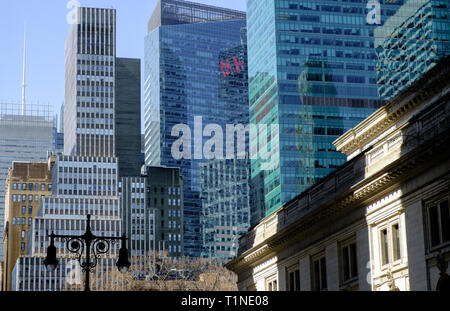 New York City grattacieli in Quinta Avenue con il ramo principale della libreria nella parte anteriore destra. Mar 2018 Foto Stock