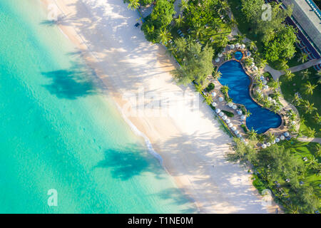 Vista aerea della piscina con vista del mare e della spiaggia in hotel di lusso e resort per viaggi e vacanze Foto Stock