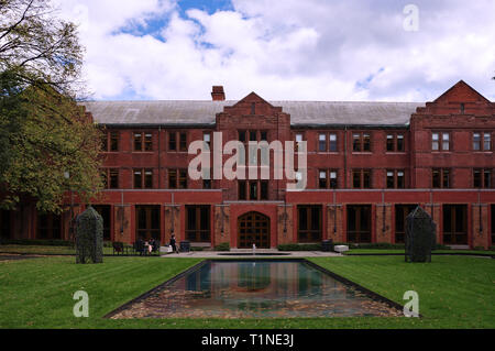 Toronto, Canada - 20 10 2018: Munk Scuola di affari globali e la politica pubblica dell'Università di Toronto edificio Foto Stock