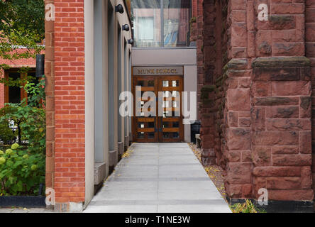 Toronto, Canada - 20 10 2018: un pilastro del corridoio che conduce all ingresso del Munk Scuola di affari globali e la politica pubblica dell'Università di Foto Stock