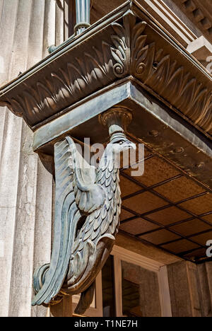 Aquila stilizzata sopra la porta di ingresso di un edificio pubblico;Sofia, Bulgaria; Foto Stock