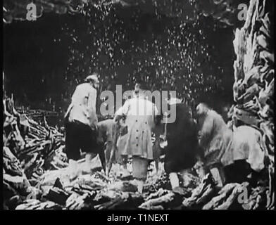 Un viaggio verso la luna (francese: Le Voyage dans la Lune)[a] è un Francese 1902 film di avventura diretto da Georges Méliès. Ispirato da una ampia varietà di fonti, tra cui Jules Verne i romanzi dalla terra alla luna e intorno alla Luna, il film segue un gruppo di astronomi che viaggiano verso la luna in un cannone a propulsione, capsule di esplorare la superficie della Luna, la fuga da un gruppo di metropolitana di seleniti (lunar abitanti), e ritorno a terra con un captive selenito. Esso dispone di un cast ensemble francese di artisti teatrali, guidato da Méliès stesso nel ruolo principale del Professor Barbenfouillis, e Foto Stock