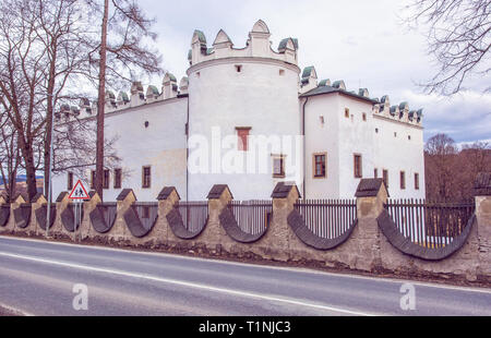 Bel castello Strazky, Repubblica slovacca. Il patrimonio culturale. Tema architettonico. Foto viola filtro. Foto Stock