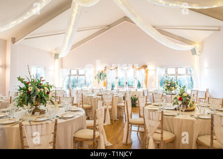 Tavoli vestiti pronti per il ricevimento di nozze, con fiori Foto Stock