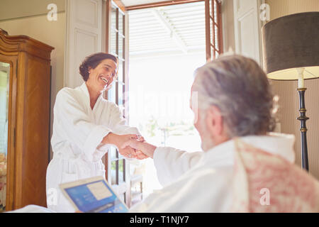 Felice, affettuosa giovane in accappatoi in camera di albergo Foto Stock