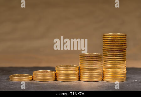 Concetto di crescita degli investimenti in metalli preziosi con US Treasury Gold Eagle monete Foto Stock