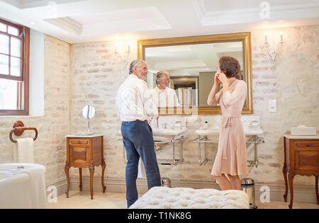 Giovane ottenere pronto a hotel Specchio bagno Foto Stock