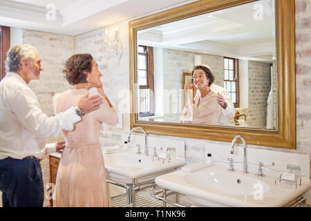 Giovane prepararsi in hotel Specchio bagno Foto Stock