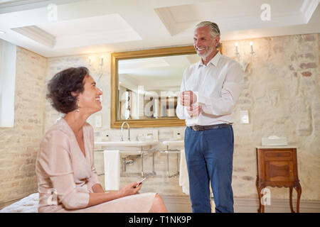Coppia matura in hotel di lusso bagno Foto Stock