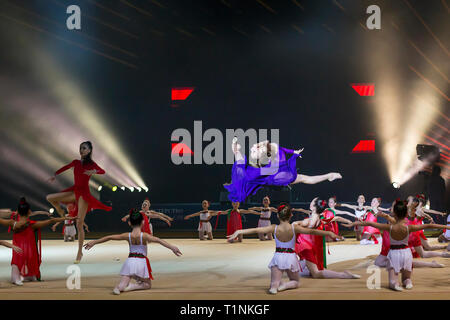 Kiev, Ucraina - 17 Marzo 2019: balli gruppo di partecipanti a tornei suona al concerto di gala di Deriugina Cup Grand Prix (ginnastica ritmica) Foto Stock
