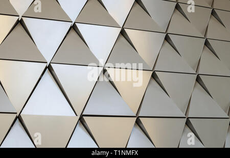 Parete futuristico di sollievo triangoli metallici. 3d sfondo geometrico. Foto Stock