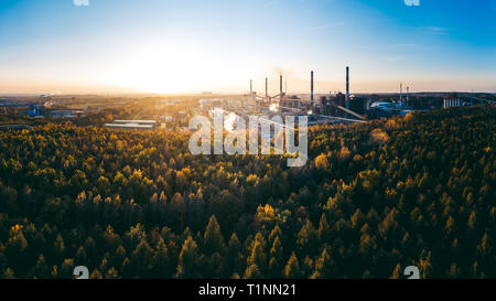 Paesaggio industriale con forte inquinamento prodotto da una grande fabbrica di Foto Stock