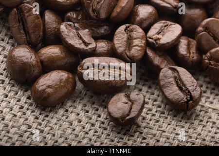 Appena il caffè torrefatto in grani di close-up su tela per lo sfondo o il decor. Foto Stock