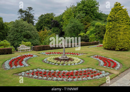 Giardino formale presso l'hotel di lusso a 5 stelle Glenapp Castle hotel vicino Ballantrae, South Ayrshire, in Scozia, UK. Foto Stock