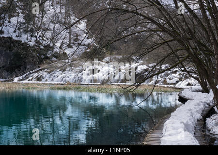 Percorso lungo il fiume nel Parco Nazionale di Plitvice Foto Stock