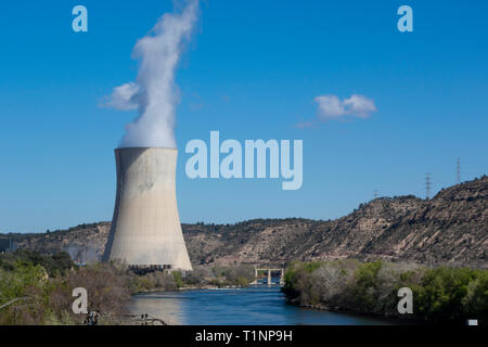 Camino a vapore in una potenza nucleare, accanto al fiume Foto Stock