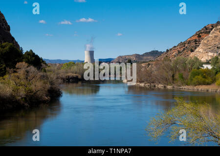 Camino a vapore in una potenza nucleare, accanto al fiume Foto Stock