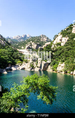 Qingdao, Cina: un lago in Ba Shui egli trail in Mt. Laoshan in estate. Laoshan mountain offre alcuni dei più antichi templi di tutta la Cina e i Foto Stock