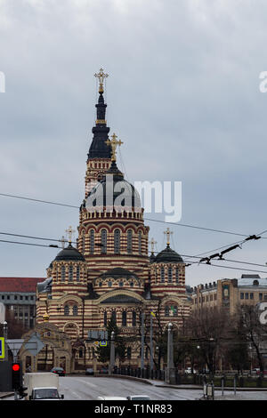 Kharkiv, Ucraina: l'Annunciazione Cattedrale è la più importante chiesa ortodossa di Kharkiv. Il Candy striped cattedrale offre un pentacupolar Neo Foto Stock