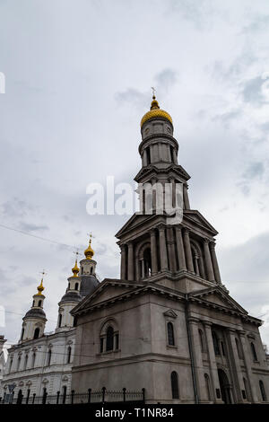 Kharkiv, Ucraina: l'assunzione o la cattedrale della Dormizione con 90 m. Il campanile è il più alto edificio in Kharkiv. Era la chiesa principale di Kharkiv Foto Stock