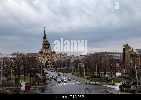 Kharkiv, Ucraina: l'Annunciazione Cattedrale è la più importante chiesa ortodossa di Kharkiv. Il Candy striped cattedrale offre un pentacupolar Neo Foto Stock