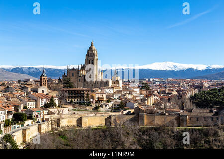 Segovia, Spagna: vista da Juan II torre nel periodo invernale di Alcazar della città vecchia di Segovia e la Cattedrale con la Snow capped Sierra de Guad Foto Stock