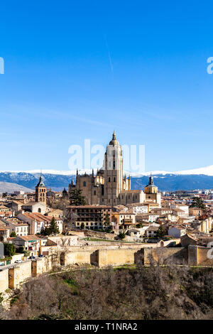 Segovia, Spagna: vista da Juan II torre nel periodo invernale di Alcazar della città vecchia di Segovia e la Cattedrale con la Snow capped Sierra de Guad Foto Stock