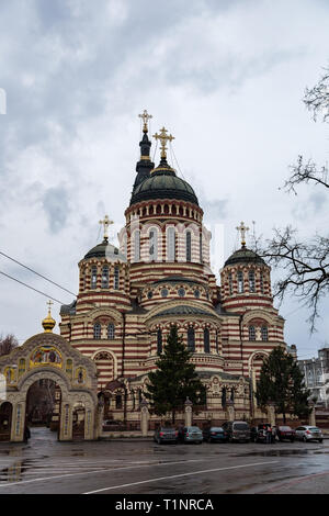 Kharkiv, Ucraina: l'Annunciazione Cattedrale è la più importante chiesa ortodossa di Kharkiv. Il Candy striped cattedrale offre un pentacupolar Neo Foto Stock