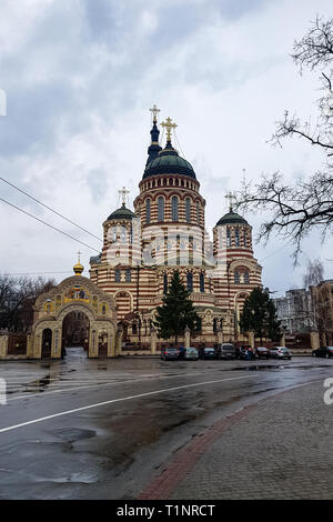 Kharkiv, Ucraina: l'Annunciazione Cattedrale è la più importante chiesa ortodossa di Kharkiv. Il Candy striped cattedrale offre un pentacupolar Neo Foto Stock