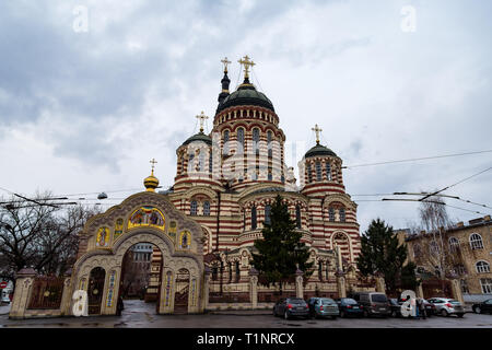 Kharkiv, Ucraina: l'Annunciazione Cattedrale è la più importante chiesa ortodossa di Kharkiv. Il Candy striped cattedrale offre un pentacupolar Neo Foto Stock