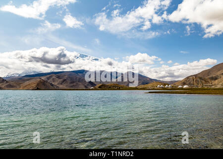 Lago Karakul lungo la Karakoram Highway, Xinjiang, Cina, il collegamento di Kashgar e il confine pakistano. 3600m, è il lago più alto in altopiano del Pamir. Mt. Foto Stock