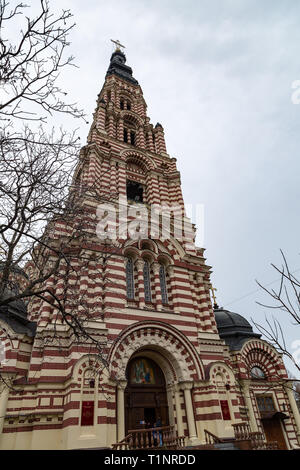 Kharkiv, Ucraina: l'Annunciazione Cattedrale è la più importante chiesa ortodossa di Kharkiv. Il Candy striped cattedrale offre un pentacupolar Neo Foto Stock